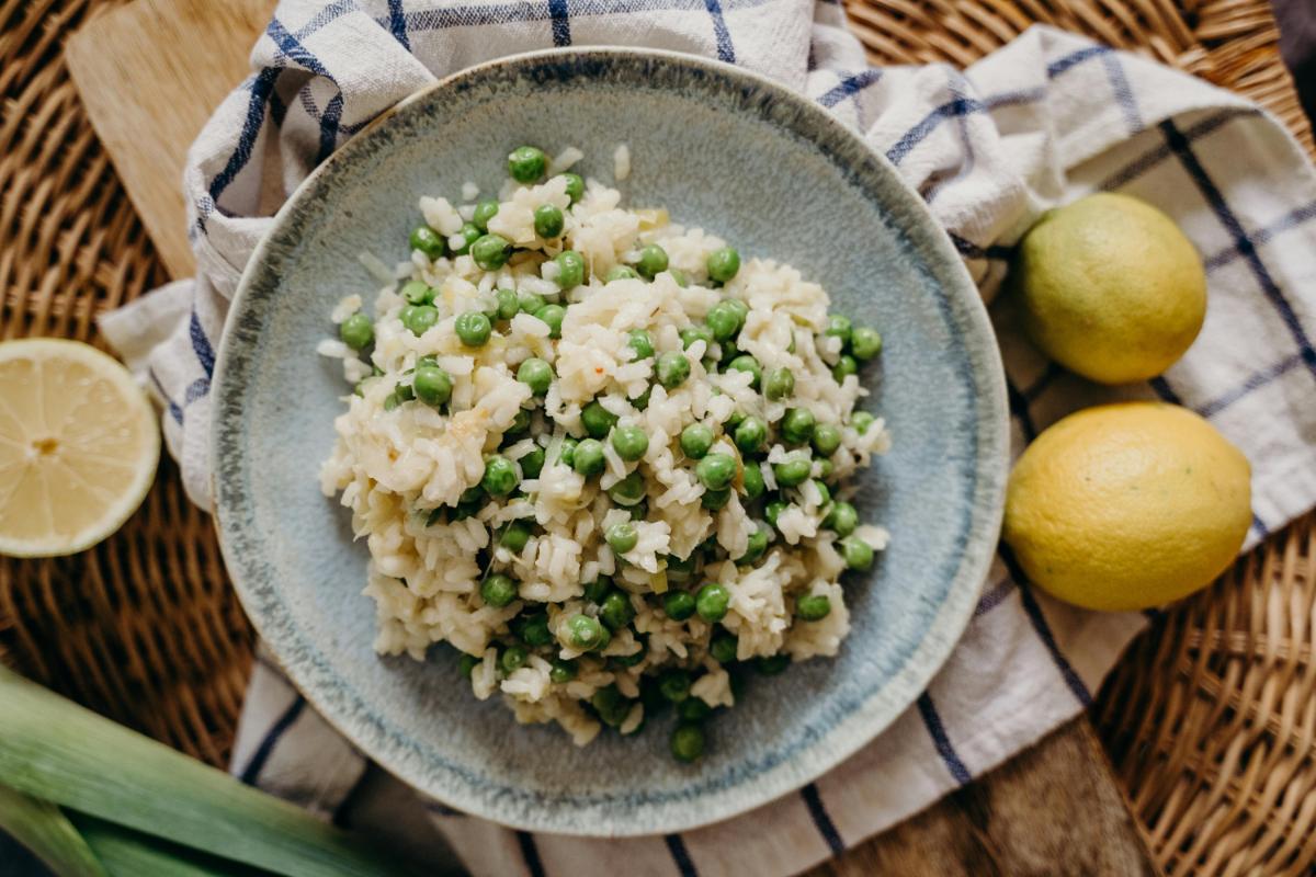 4.Risotto-alaturi de ce il poti servi orez mazare lamai prosop farfurie